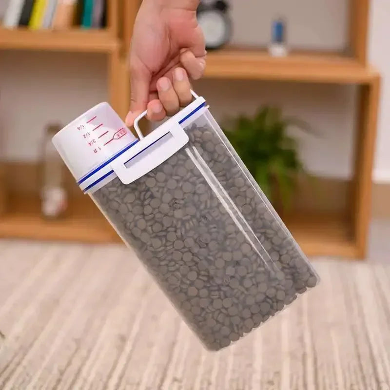 1 Contenedor Hermético para Alimentos de Mascotas, 1.5kg/2kg con Taza, Tarro Sellado de Plástico para Alimentos Secos para Perros y Gatos, Incluye Cuchara Medidora